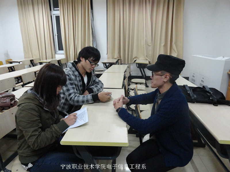 图为：电子信息工程系信息部记者在采访张贝