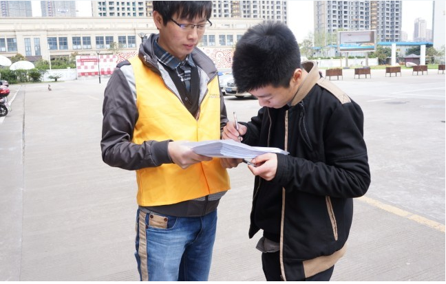 图为海天学院“绿色校园”活动