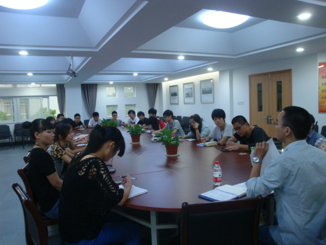 图为:倪鑫锋学长正在向大家布置任务 图为:倪鑫锋学长正在向大家布置任务