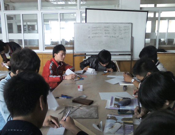 图为：同学们在认真制作钱包