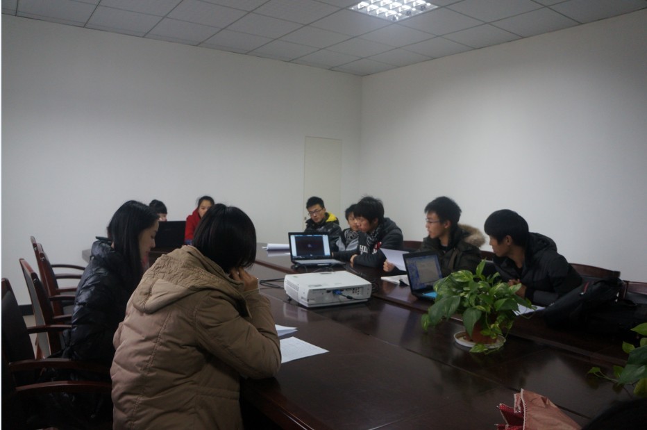 图为班级项目负责人向老师汇报项目进程