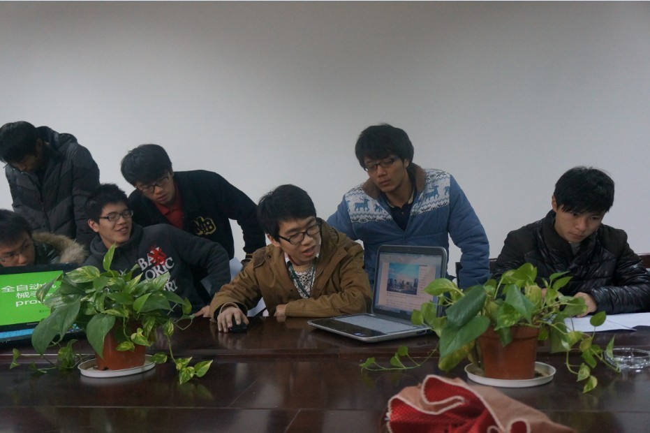 图为班级项目负责人向老师汇报项目进程