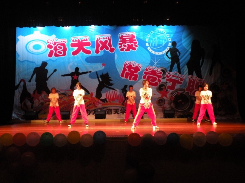 图为：海天学院专题晚会现场