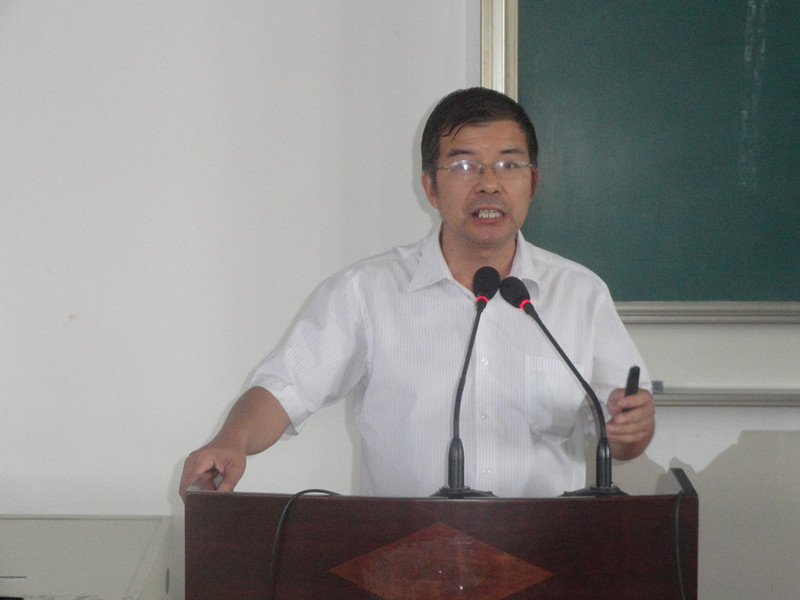 图为：电子信息工程系系主任吴志荣教授在发表讲话