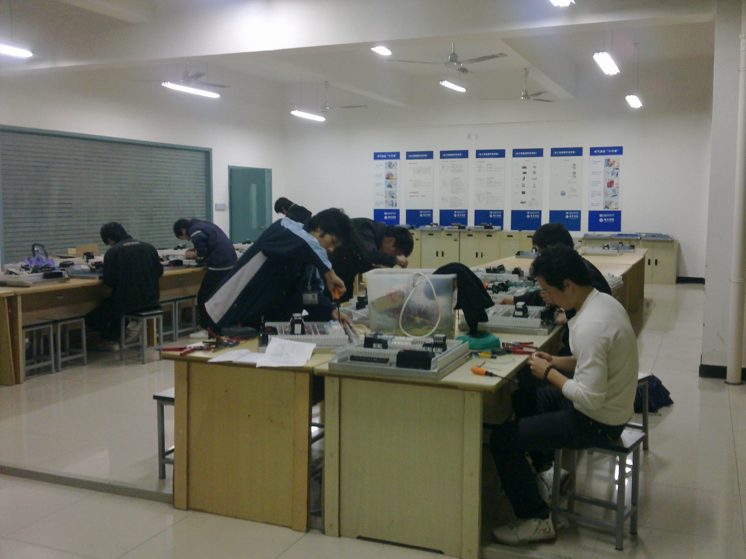 学生在工作坊学习实践