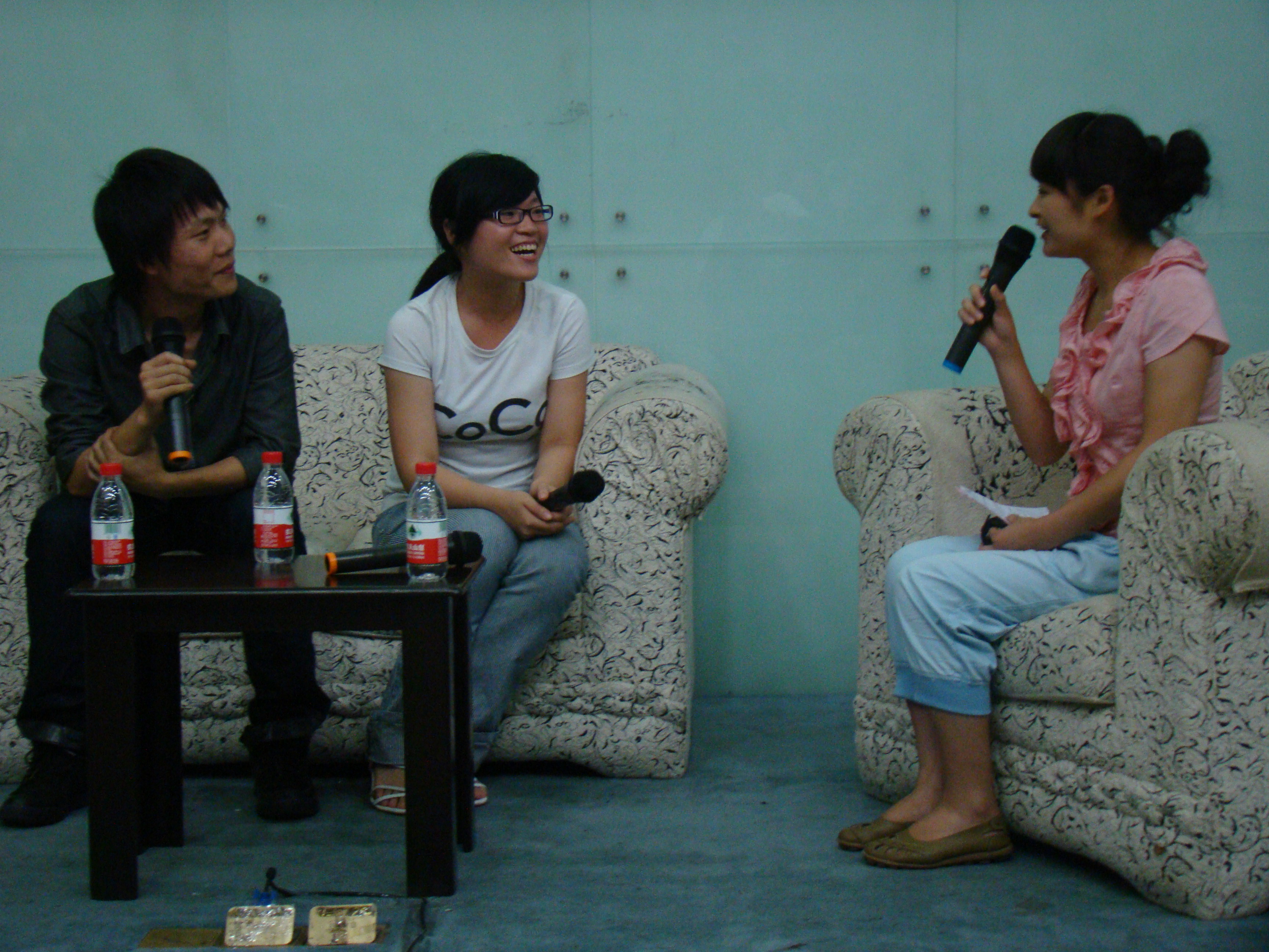 图为：嘉宾正接受访问