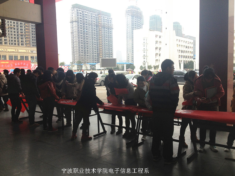 图为:签名活动现场 图为:签名活动现场