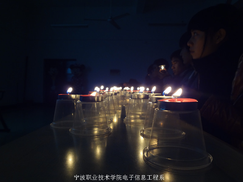 图为:关爱老人点灯活动现场 图为:关爱老人点灯活动现场