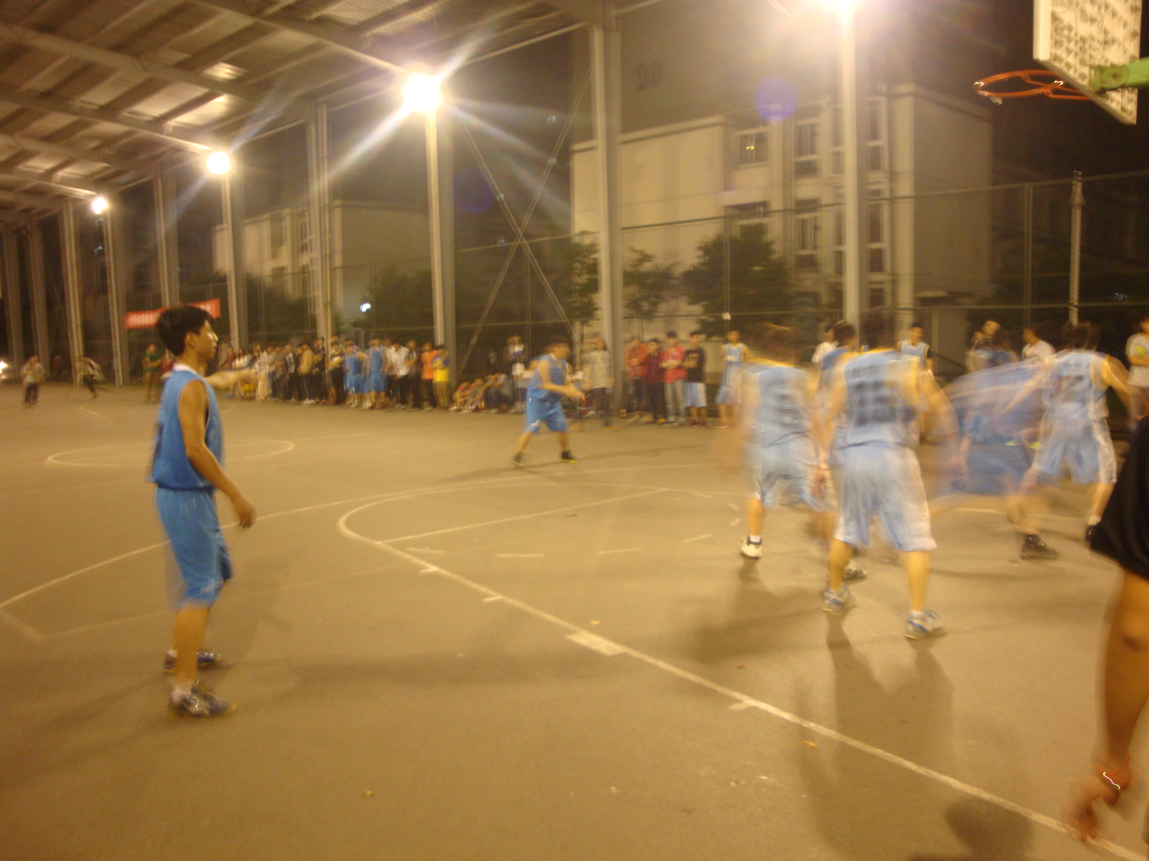 图为：球员们正在球场上奋战