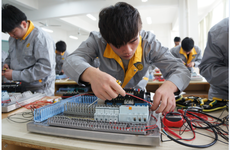 图为海天选手电气比赛