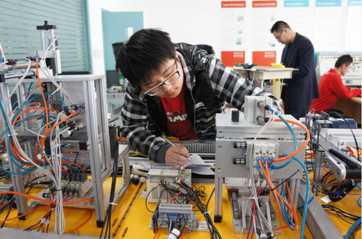 图为海天选手电气比赛