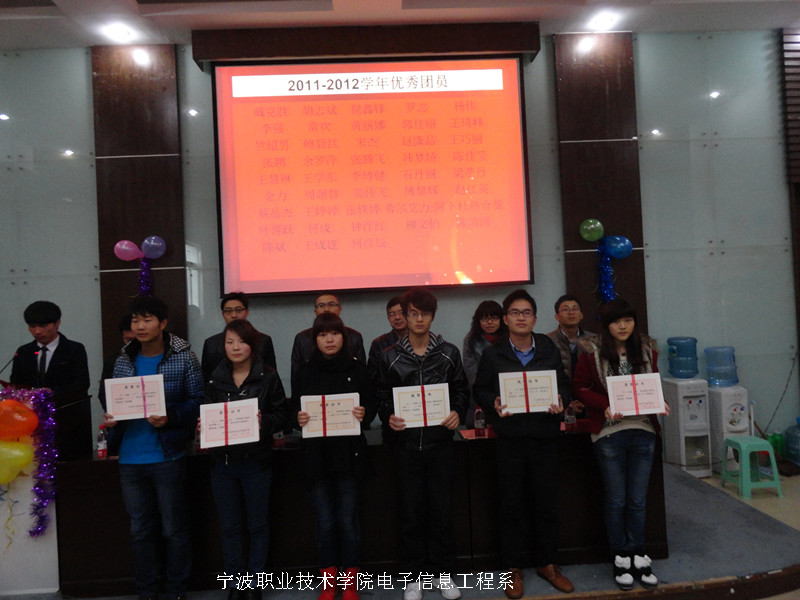 图为：获奖代表上台领奖