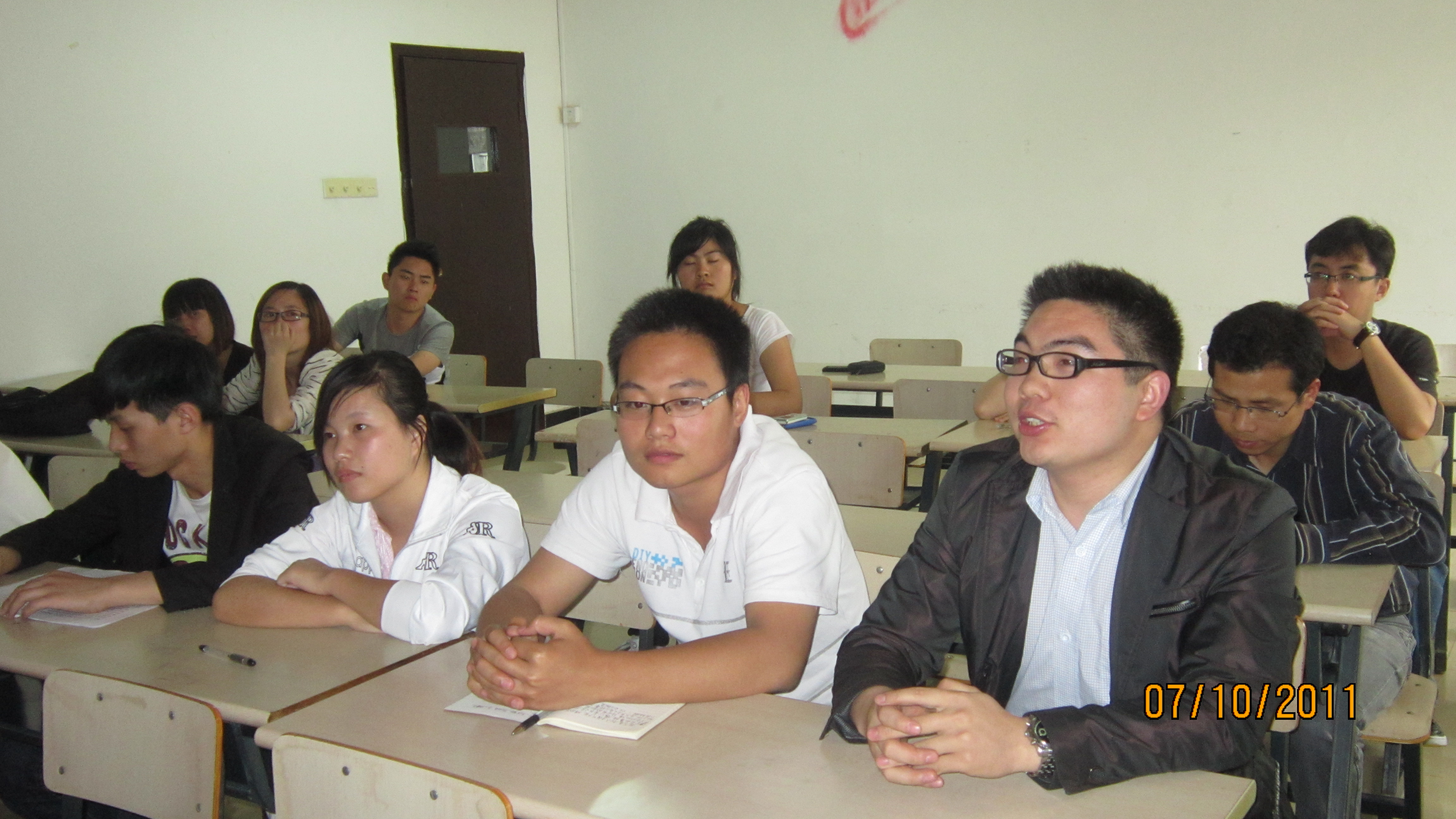 图为：电子支部党员大会正在召开