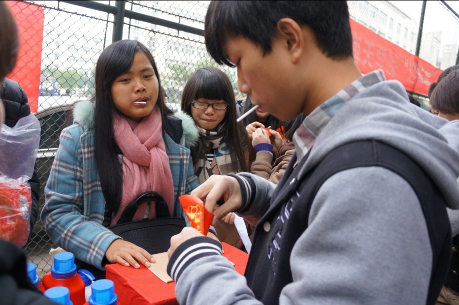 图为我系学生抽取游园会奖品