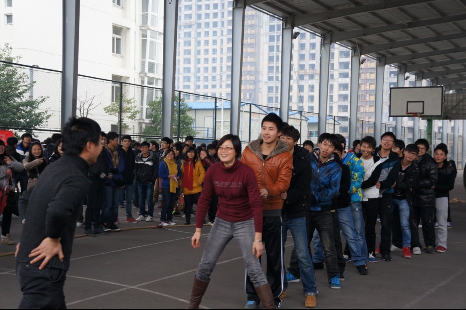 图为我系师生在玩的“老鹰捉小鸡”