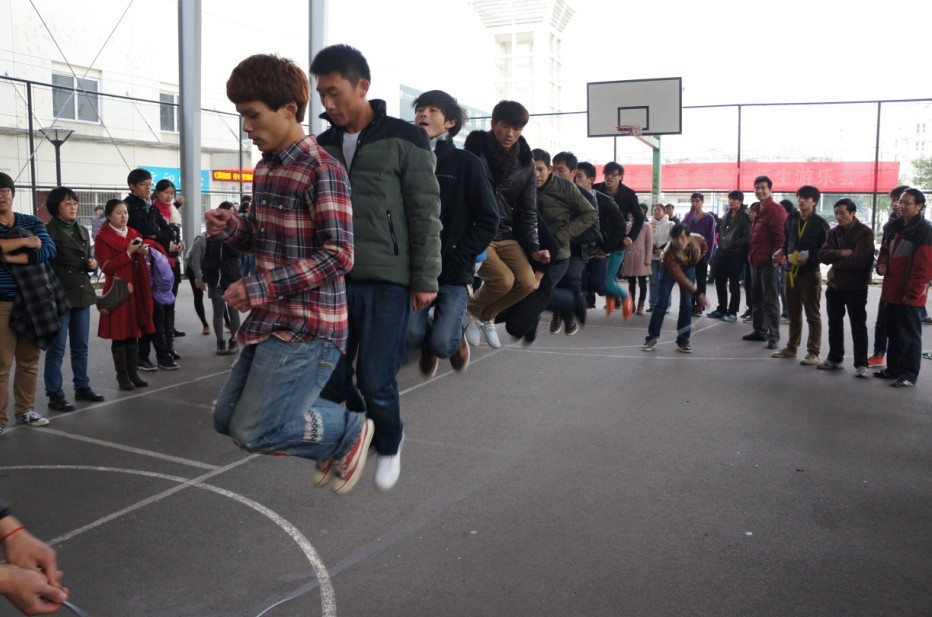 图为我系师生共同参与的跳绳项目