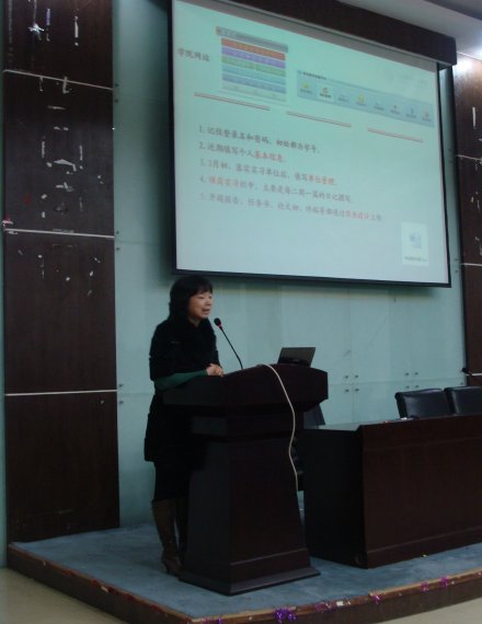 图为李如桃老师发言