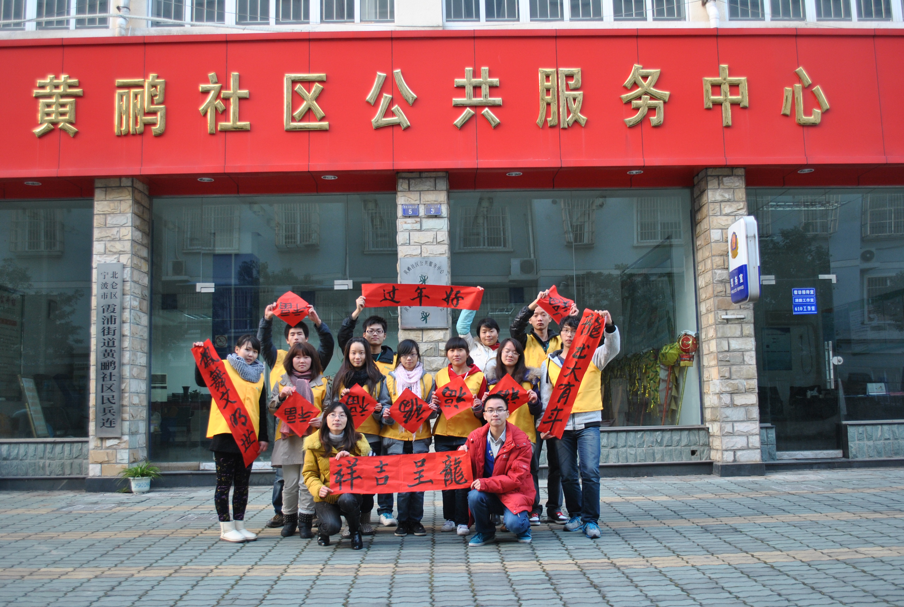 图为:此次活动相关人员合影 图为:此次活动相关人员合影