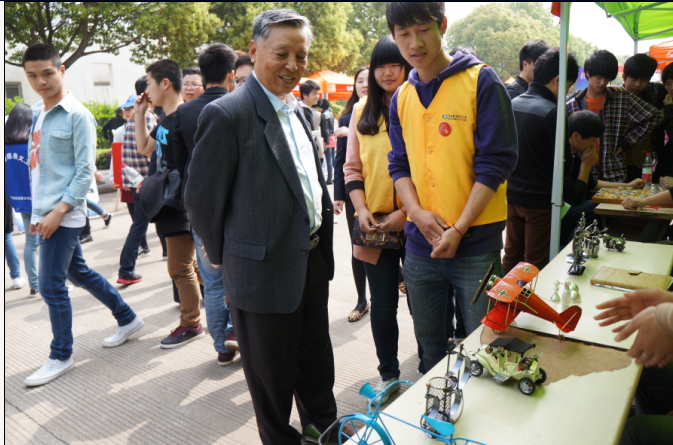 图为海天展品区活动