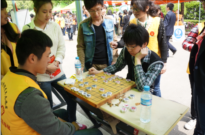 图为海天展品区活动