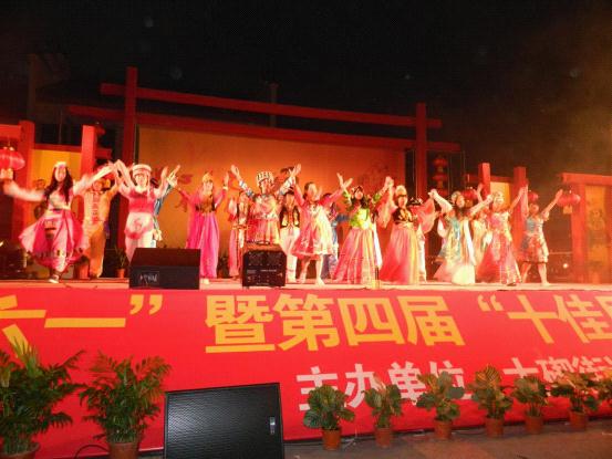 图为：电子信息工程系的志愿者正在表演“爱我中华”舞蹈