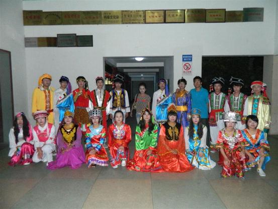 图为：演出结束后，同学们的学工部米娜老师合影