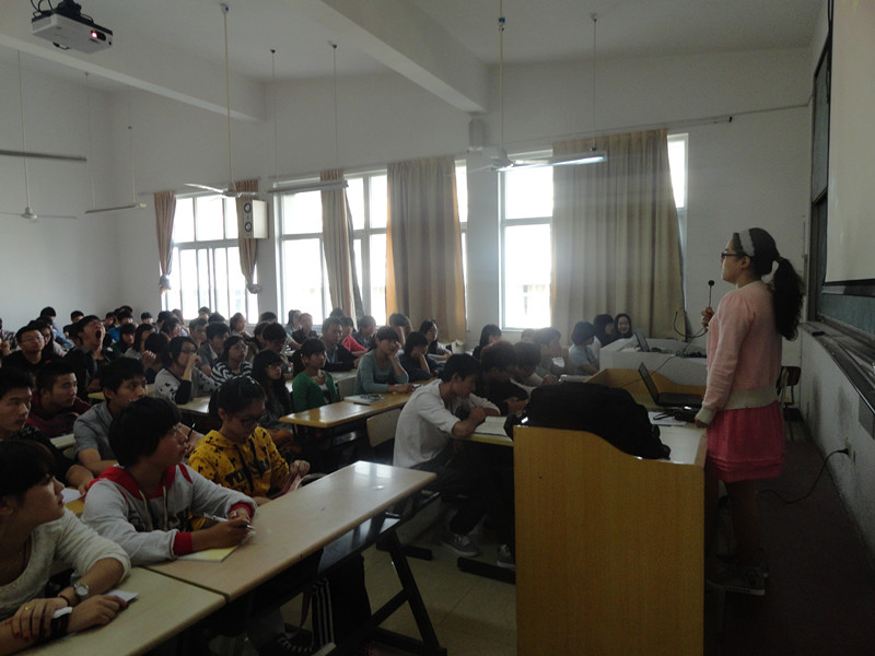 图为:电子信息工程系团委书记陈宇老师在为24期党校学员讲话 图为:电子信息工程系团委书记陈宇老师在为24期党校学员讲话