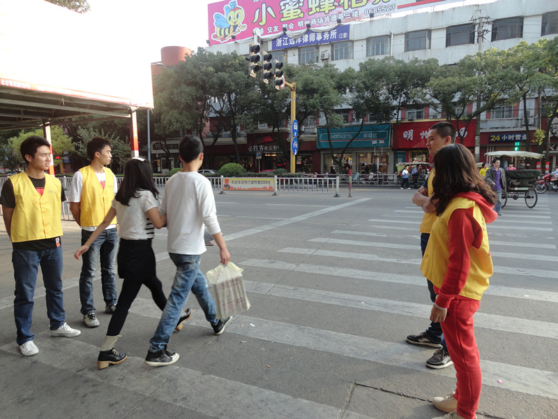 图为：电子信息工程系志愿者正在路口指挥交通