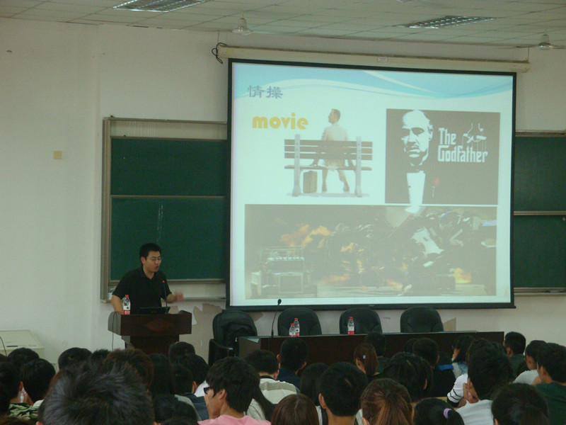 图为:温经理为同学们讲解情操