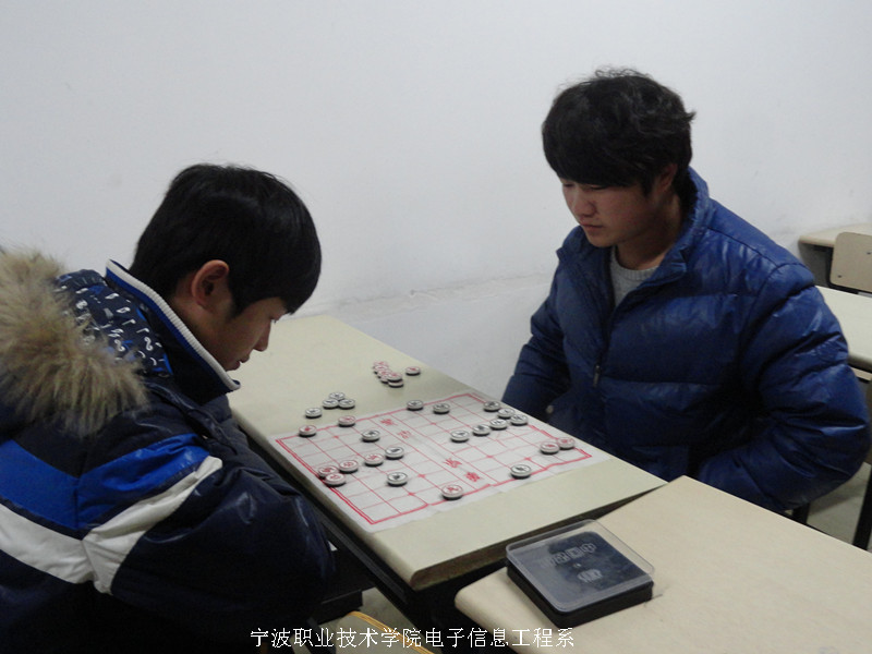 图为：棋艺大赛现场同学们在冷静对战