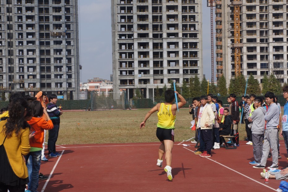 图为我系机电电气代表队邵宇亮同学在标枪比赛中的表现