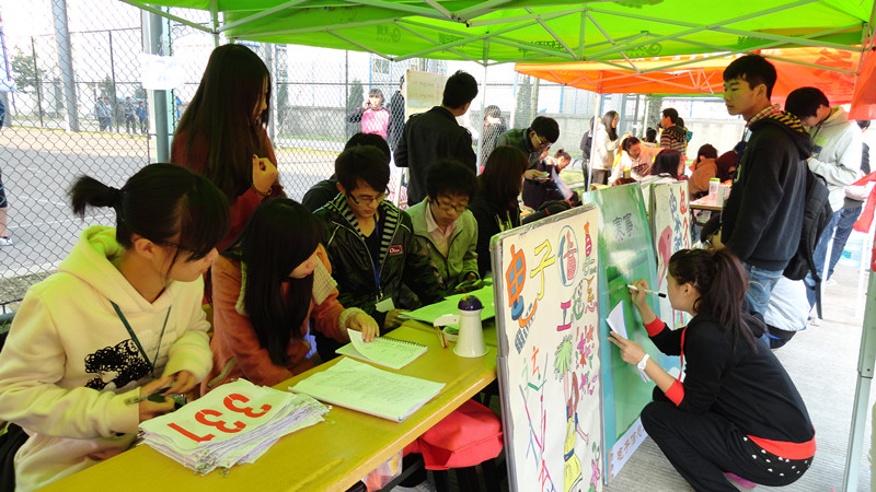 图为：电子信息工程系忙碌的服务站