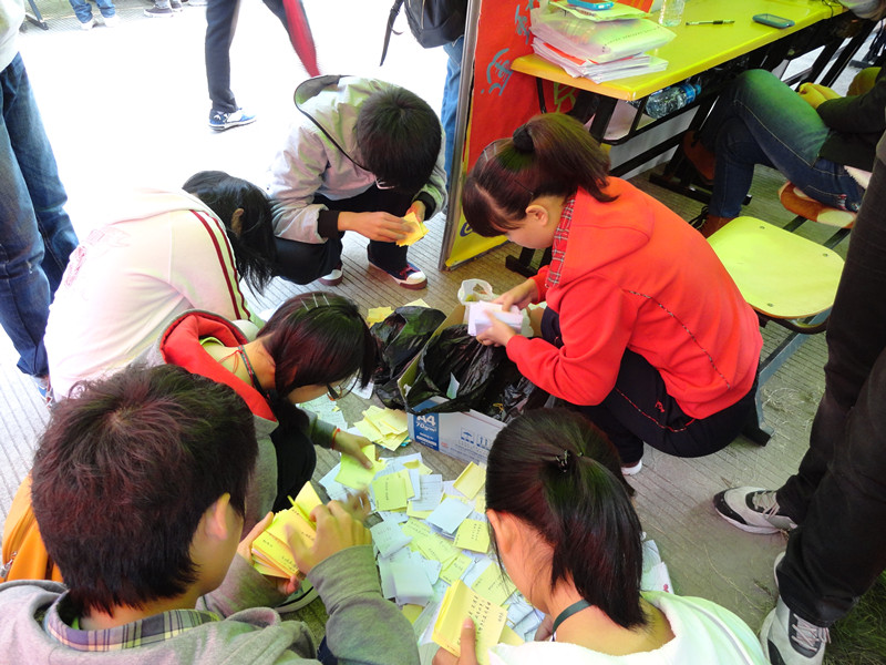 图为：电子信息工程系学生会组织部同学在整理加油口号