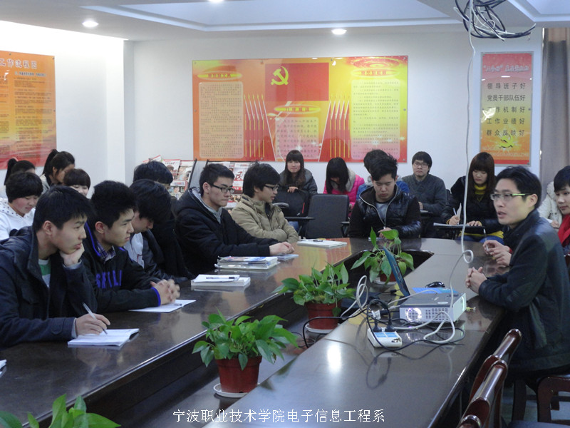 图为：刘利锋老师在为同学们讲课