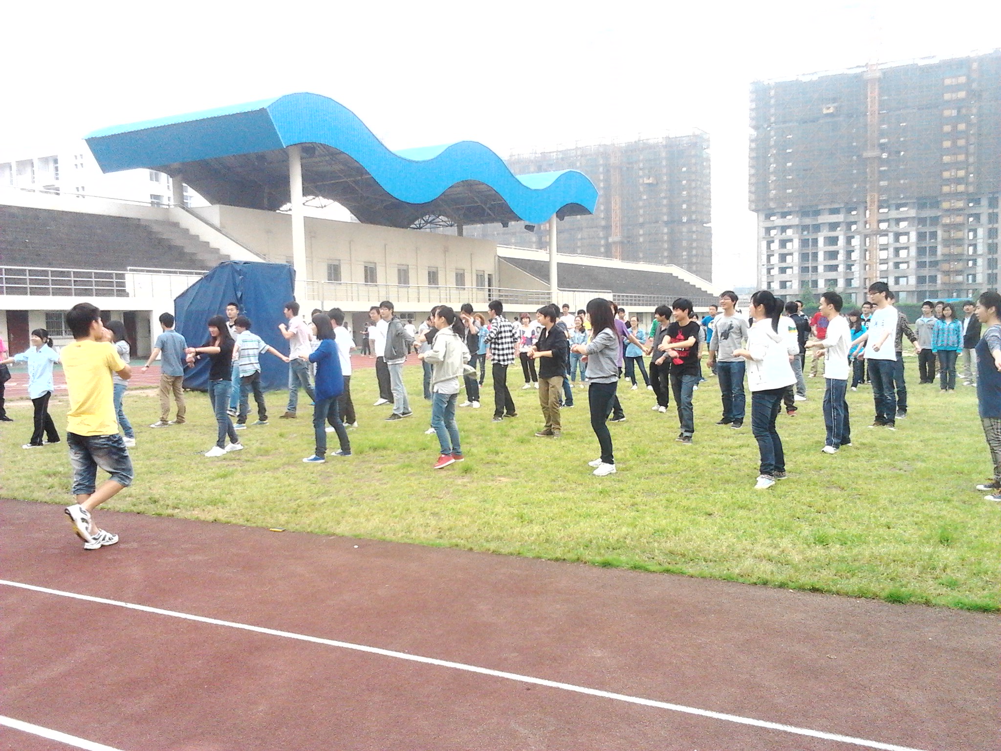 图为：同学们正在做广播体操