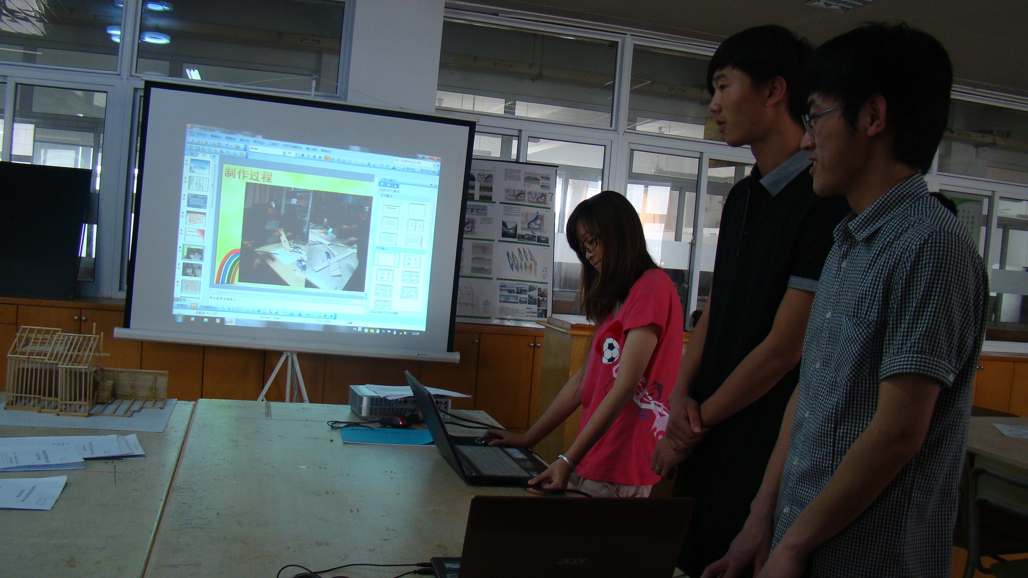 答辩同学在认真听取评委意见