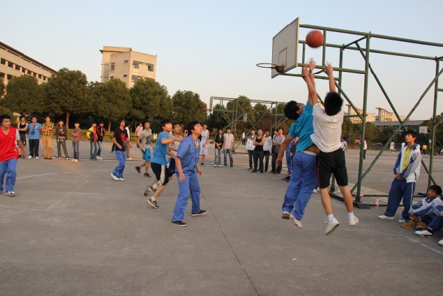 队员们激烈拼搏