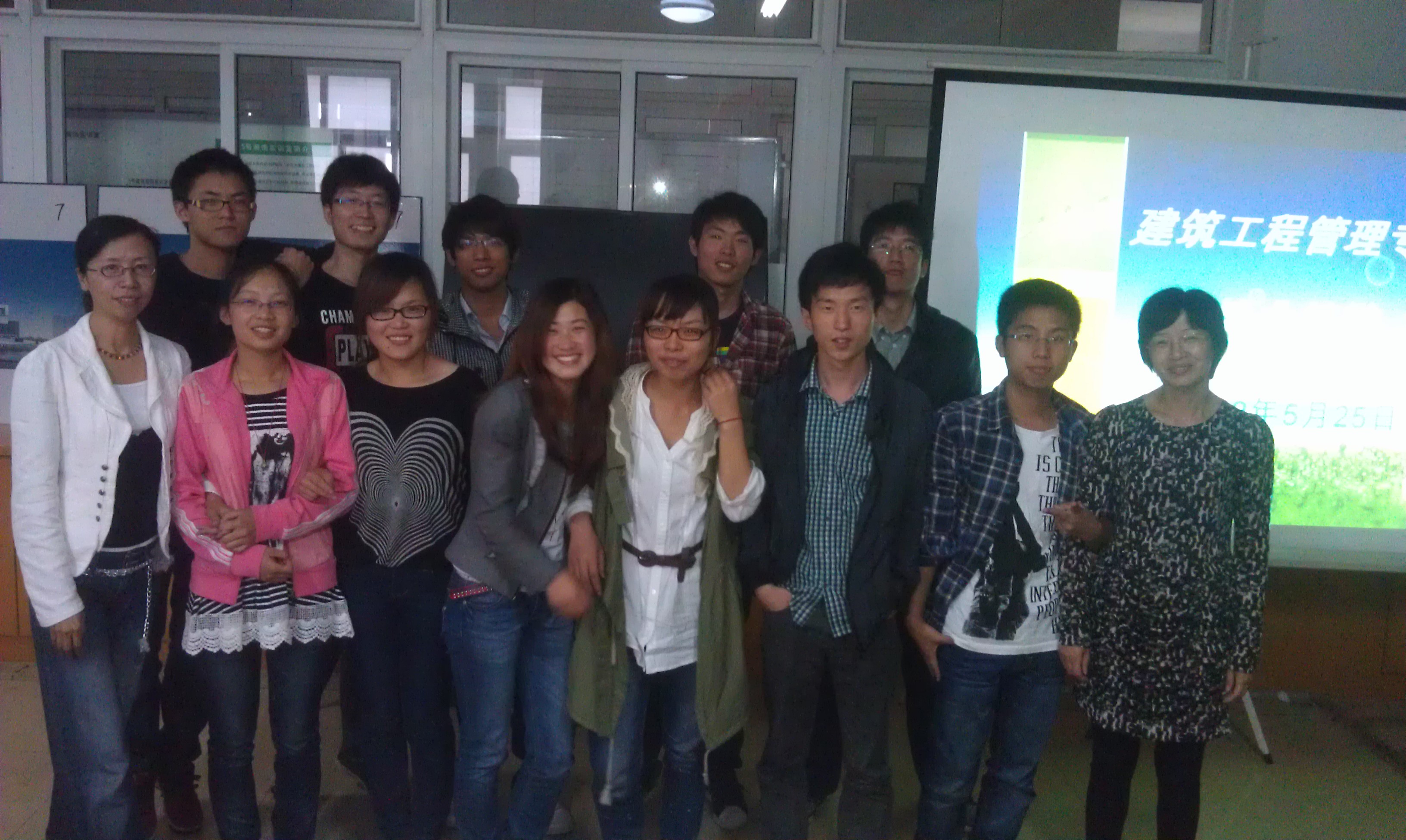 答辩同学及老师合影留念