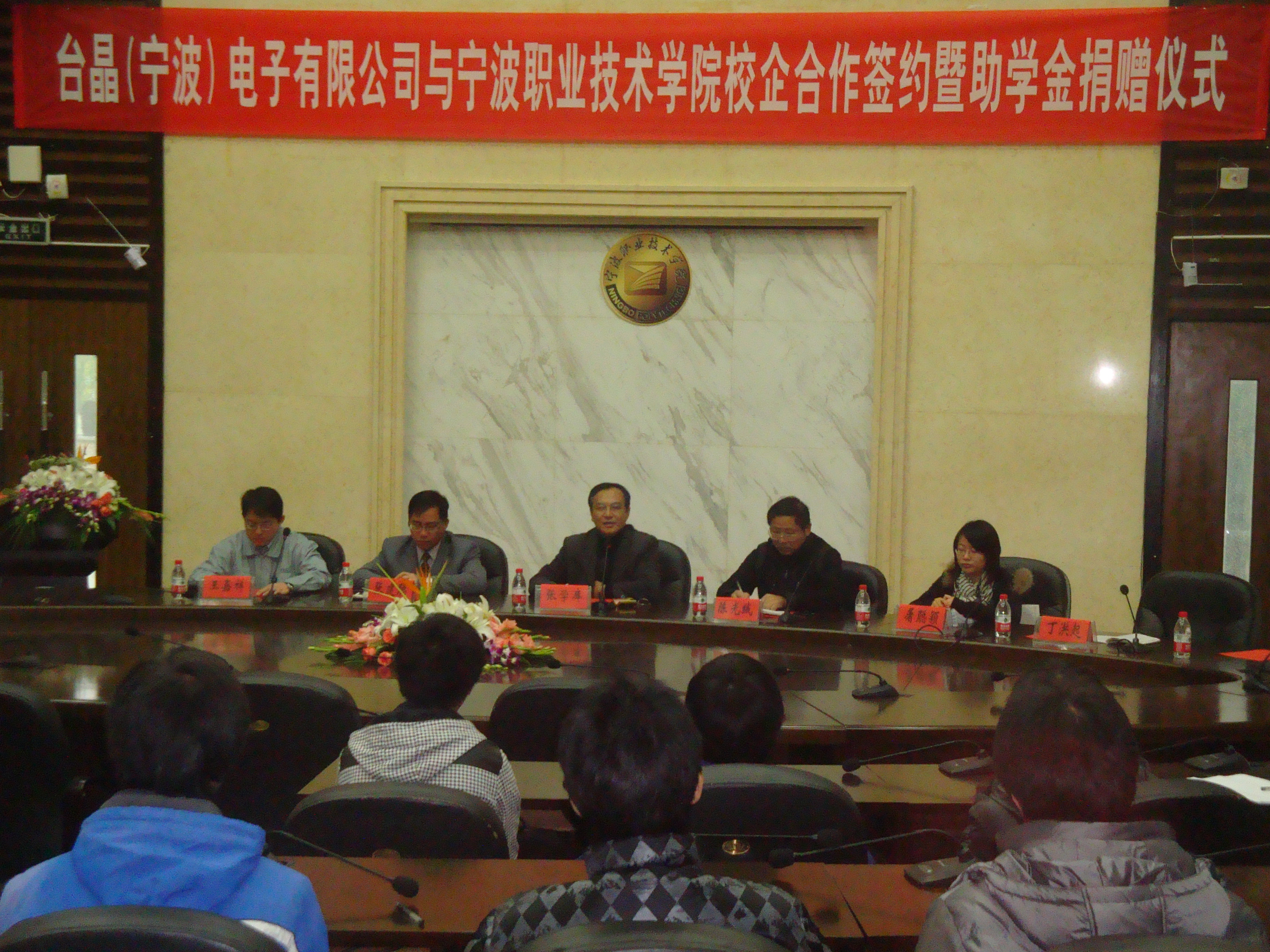 图为：仪式上张学库院长正在发表讲话