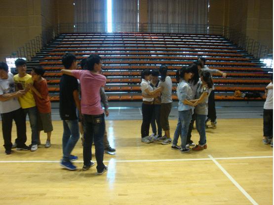 图为：同学们正在玩抱团拉手游戏