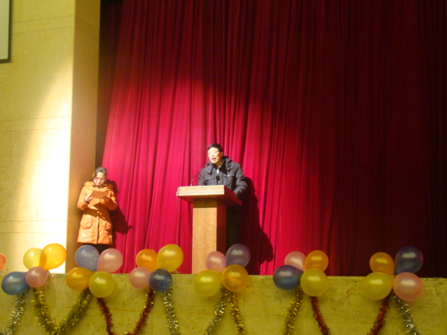 车金如老师在台上讲话