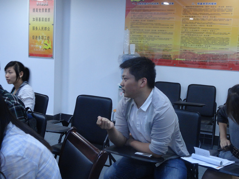 图为：同学们在发表自己的意见和建议