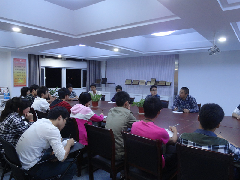 图为：电子信息工程系党总支书记龚友国老师在为同学们讲话