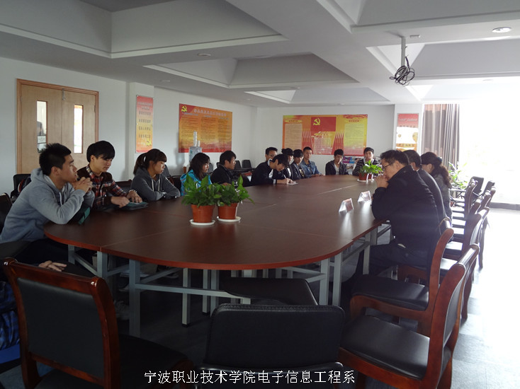 图为：电子信息工程系期中教学座谈会现场