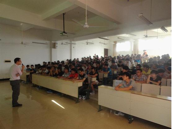 图为：同学们正在认真聆听王志锋老师的讲座