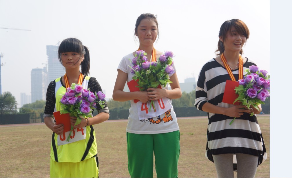 图为我系龚聪妃同学获女子组5000米金牌 图为我系龚聪妃同学获女子组5000米金牌