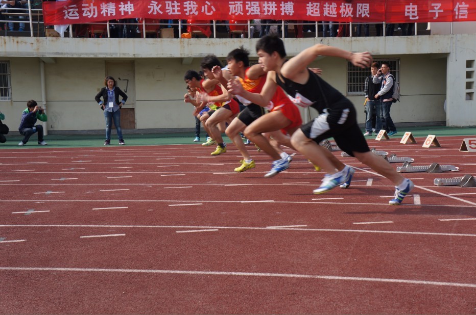 图为田径运动会男子组4*100米