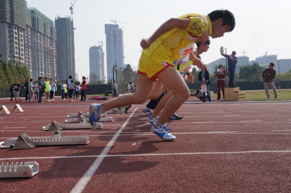 图为田径运动会男子组100米
