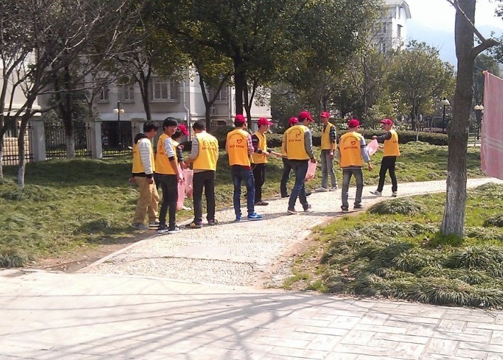 图为海天志愿者们为社区进行美化工作 图为海天志愿者们为社区进行美化工作