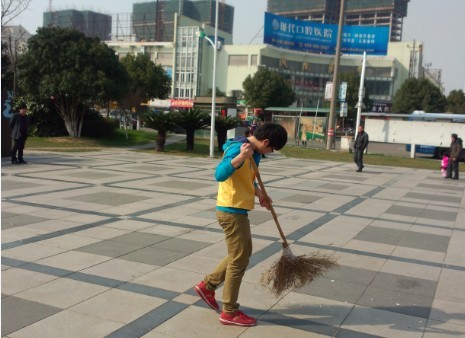 图为志愿者打扫社区 图为志愿者打扫社区